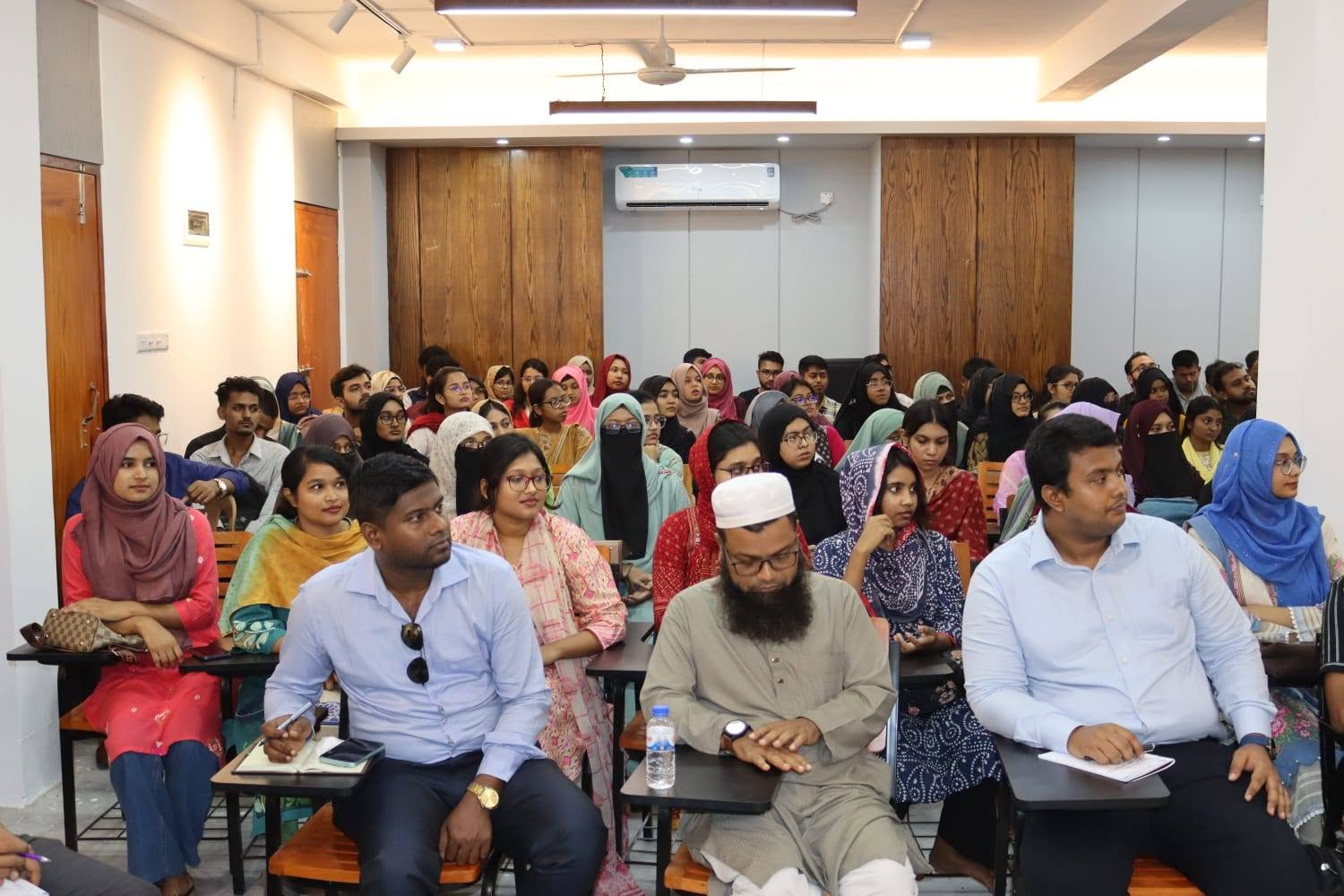 কর্মকর্তা-কর্মচারীদের সঙ্গে খুলনা কৃষি বিশ্ববিদ্যালয়ের নবনিযুক্ত উপাচার্যের সৌজন্য সাক্ষাৎ