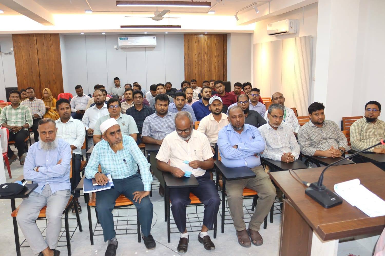 কর্মকর্তা-কর্মচারীদের সঙ্গে খুলনা কৃষি বিশ্ববিদ্যালয়ের নবনিযুক্ত উপাচার্যের সৌজন্য সাক্ষাৎ