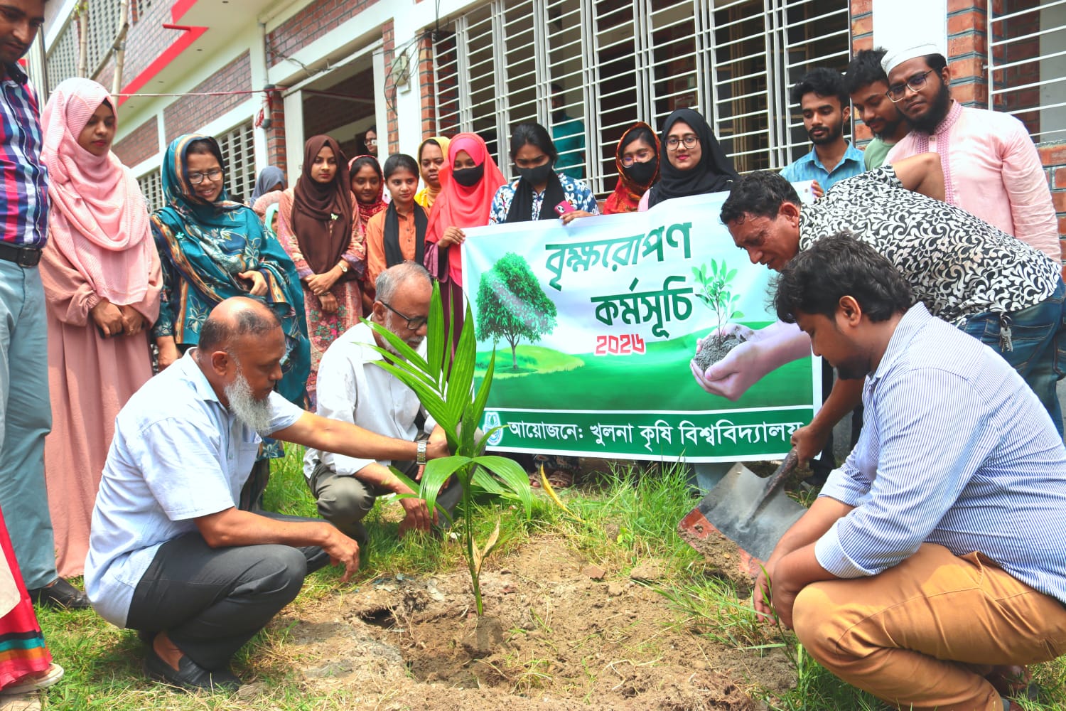 প্রধানমন্ত্রীর নির্দেশনা বাস্তবায়নে খুকৃবিতে বৃক্ষরোপণ কর্মসূচি পালিত